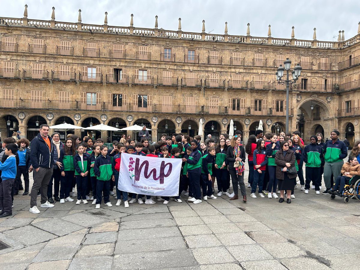 MisionerasSa's tweet photo. Hoy, @MisionerasSa se unió al Día de Escuelas Católicas de #Salamanca junto a 900 alumnos y docentes de 17 colegios, compartiendo el lema “Educación que te acompaña en cada paso”. 💙
Cerramos con una cadena humana alrededor de la Catedral, símbolo de nuestra unidad. https://t.co/Hn518qgQ40