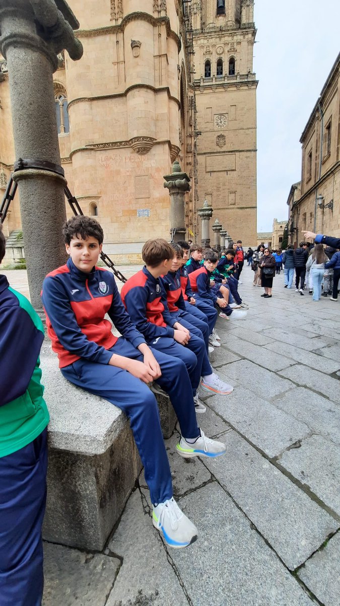 MisionerasSa's tweet photo. Hoy, @MisionerasSa se unió al Día de Escuelas Católicas de #Salamanca junto a 900 alumnos y docentes de 17 colegios, compartiendo el lema “Educación que te acompaña en cada paso”. 💙
Cerramos con una cadena humana alrededor de la Catedral, símbolo de nuestra unidad. https://t.co/Hn518qgQ40