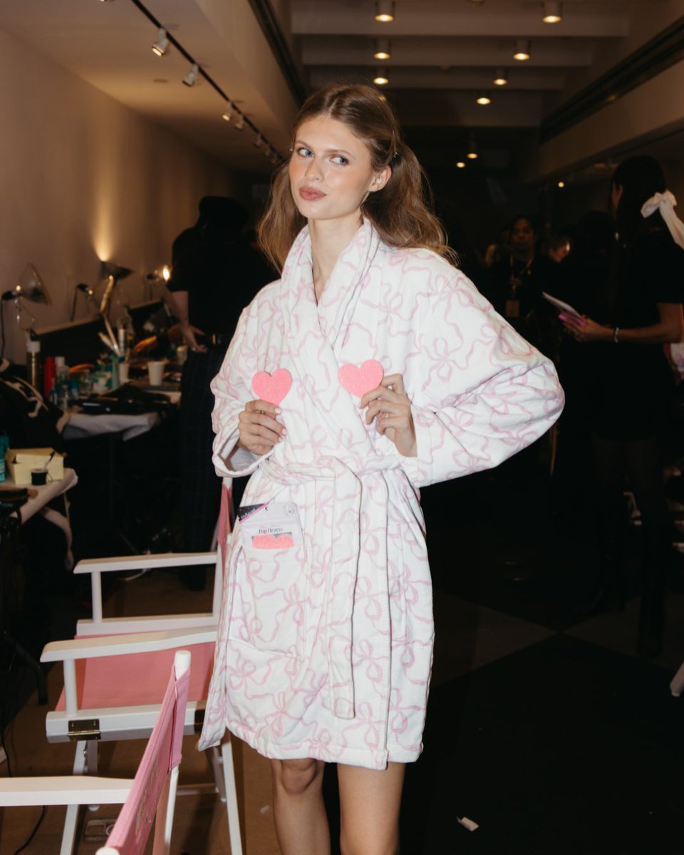 Hollywood Fashion Secrets tweet media