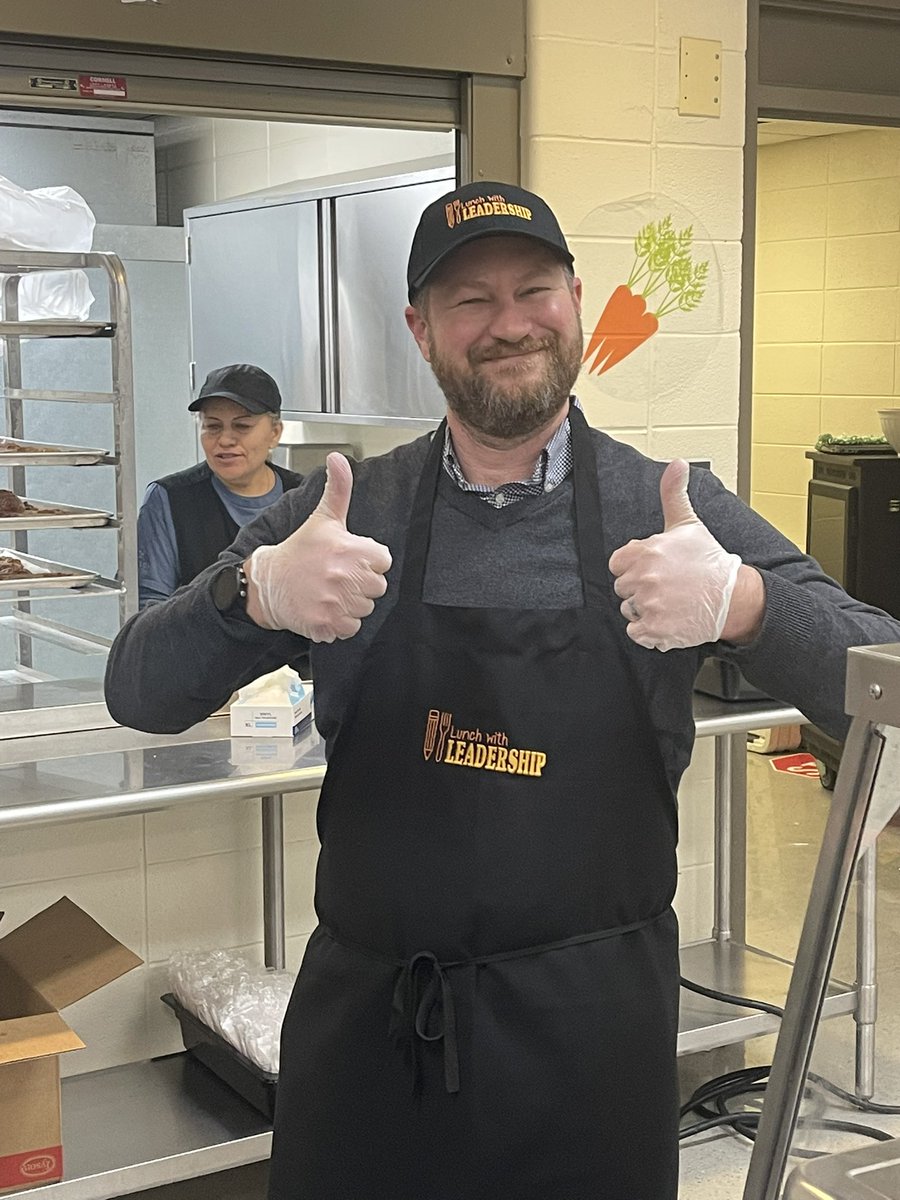 MikeREarnshaw's tweet image. Had a blast today serving lunch for our Lunch With Leaders Day! The #students were so surprised to see me taking their orders &amp;amp; filling their trays. Bright me back to my days of a rush when cooking in Kikroy’s kitchen!

#teach #teacher #student #school #principal