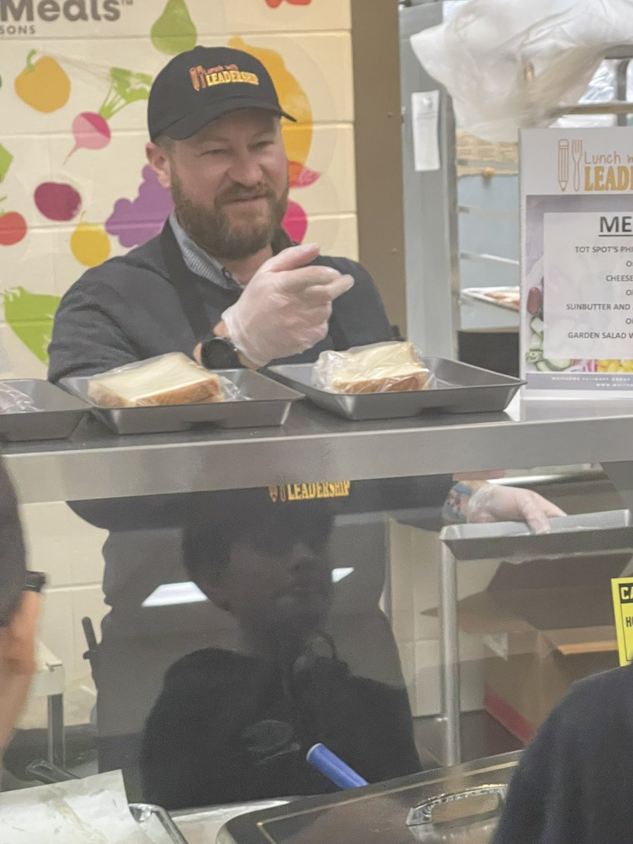 MikeREarnshaw's tweet image. Had a blast today serving lunch for our Lunch With Leaders Day! The #students were so surprised to see me taking their orders &amp;amp; filling their trays. Bright me back to my days of a rush when cooking in Kikroy’s kitchen!

#teach #teacher #student #school #principal