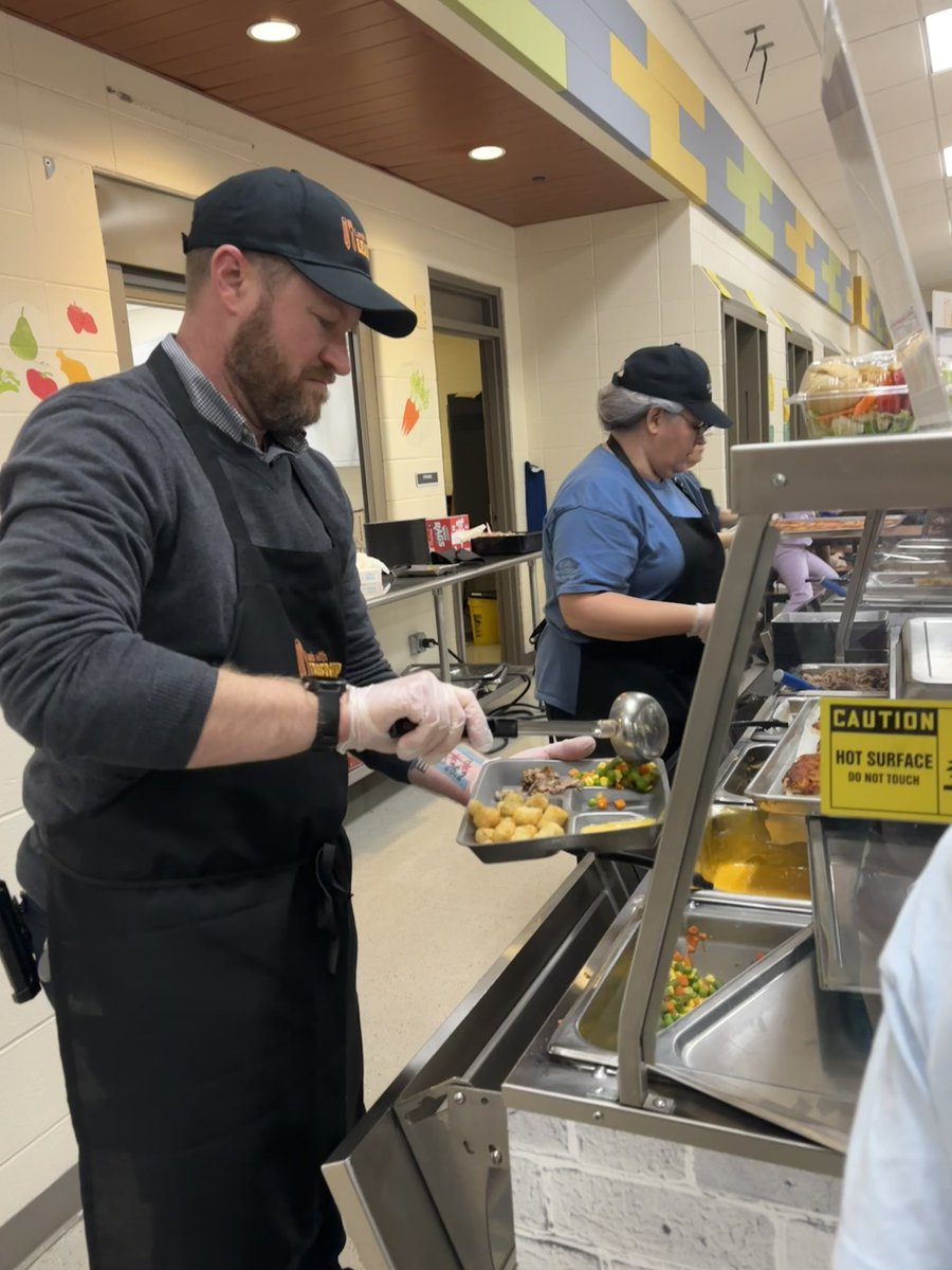MikeREarnshaw's tweet image. Had a blast today serving lunch for our Lunch With Leaders Day! The #students were so surprised to see me taking their orders &amp;amp; filling their trays. Bright me back to my days of a rush when cooking in Kikroy’s kitchen!

#teach #teacher #student #school #principal