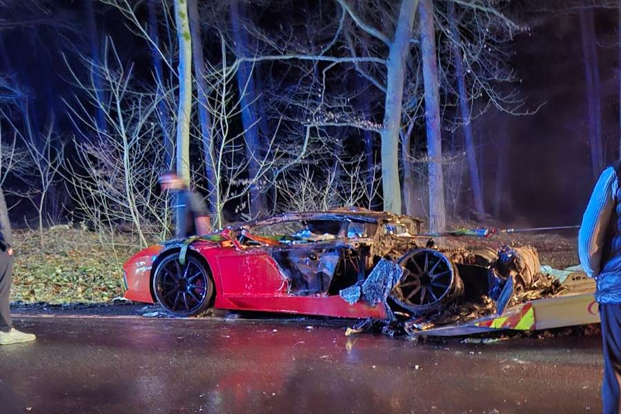 rathenow24's tweet photo. B188: Lamborghini brennt bei Landin – kurz zuvor Unfall bei Rathenow #rathenow #havelland #b188 #lamborghini #unfall #feuerwehr #brandenburg #einsatz #news https://t.co/yvxRTPSfOM https://t.co/XPO5HthKR0