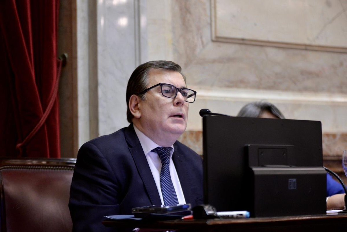 GZamoraSDE's tweet photo. #Hoy en la sesión ordinaria del Senado, presenté una cuestión de privilegio contra el ministro de Economía de la Nación, Luis Caputo y la Secretaría de Energía, a cargo de María del Carmen Tetamanti, por la situación que vivimos las provincias del norte argentino en materia de costo de la energía eléctrica.

Porque además de la exorbitante suba del costo de energía entre diciembre de 2023 y febrero de 2026, se viene realizando una quita indiscriminada de los subsidios a los usuarios residenciales de bajos recursos.

En estos dos últimos años lo sectores sin subsidios están pagando boletas hasta un 5000% de aumento.

Este aumento desproporcionado con el promedio de la inflación, forma parte de la razón del cierre de miles de comercios y empresas en todo el país.

Y ahora a partir de marzo, las miles de familias que tenían subsidiado hasta un consumo de 550 kw, caerá el techo a 150 kw, lo que va a significar que por ejemplo un jubilado que penas gana 400 mil pesos y pagaba una factura de 50 mil pesos, va a pagar, a partir esta nueva resolución unos 200 mil pesos (el 50% de su jubilación) una locura.. algunos dirán, es lo que la gente votó!!

Yo creo que no se puede seguir destruyendo de esta manera el poder adquisitivo con aumentos de servicios desproporcionados, quitas de subsidios a los humildes y altas tasas de interés …la gente en nuestro país está cada vez más endeudada, no solo a nivel de pagar en cuotas con la tarjeta de crédito la comida, sino hasta saca créditos para pagar la factura de la luz !!!

Se deben revertir estas medidas en forma urgente.