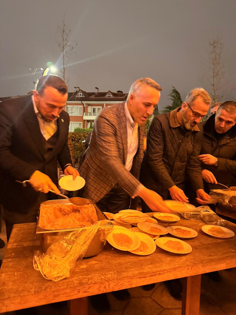 akpartiserdivan's tweet photo. Arabacıalanı Şehitler Camii’nde teravih namazı sonrası 18 Mart Çanakkale Zaferi dolayısıyla aziz şehitlerimizin ruhu için; İl Baş., Büyükşehir Baş. Vekilimiz, İlçe Baş., Serdivan Belediye Baş. Yardımcımız, Yön Kurulu Üyelerimiz ve Gençlik Kolları Baş. ile birlikte helva dağıttık. https://t.co/XSqsdmQENl