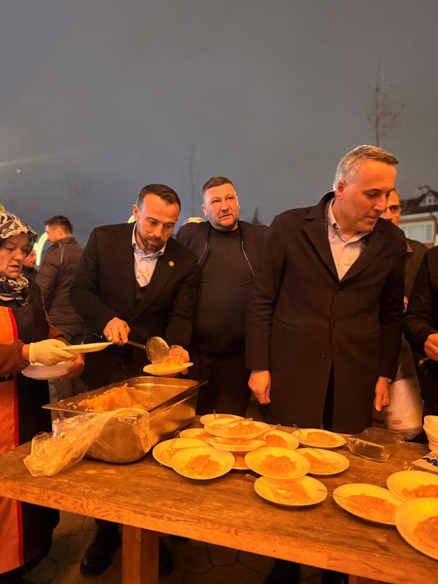 akpartiserdivan's tweet photo. Arabacıalanı Şehitler Camii’nde teravih namazı sonrası 18 Mart Çanakkale Zaferi dolayısıyla aziz şehitlerimizin ruhu için; İl Baş., Büyükşehir Baş. Vekilimiz, İlçe Baş., Serdivan Belediye Baş. Yardımcımız, Yön Kurulu Üyelerimiz ve Gençlik Kolları Baş. ile birlikte helva dağıttık. https://t.co/XSqsdmQENl
