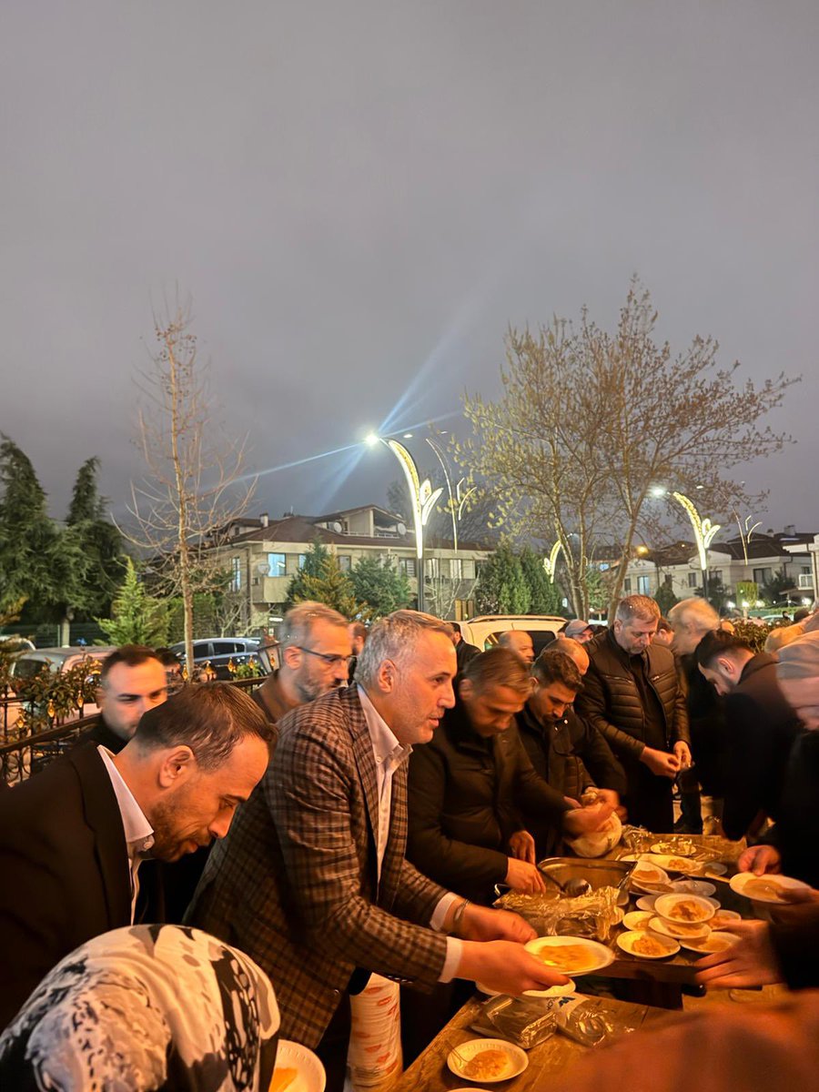 akpartiserdivan's tweet photo. Arabacıalanı Şehitler Camii’nde teravih namazı sonrası 18 Mart Çanakkale Zaferi dolayısıyla aziz şehitlerimizin ruhu için; İl Baş., Büyükşehir Baş. Vekilimiz, İlçe Baş., Serdivan Belediye Baş. Yardımcımız, Yön Kurulu Üyelerimiz ve Gençlik Kolları Baş. ile birlikte helva dağıttık. https://t.co/XSqsdmQENl