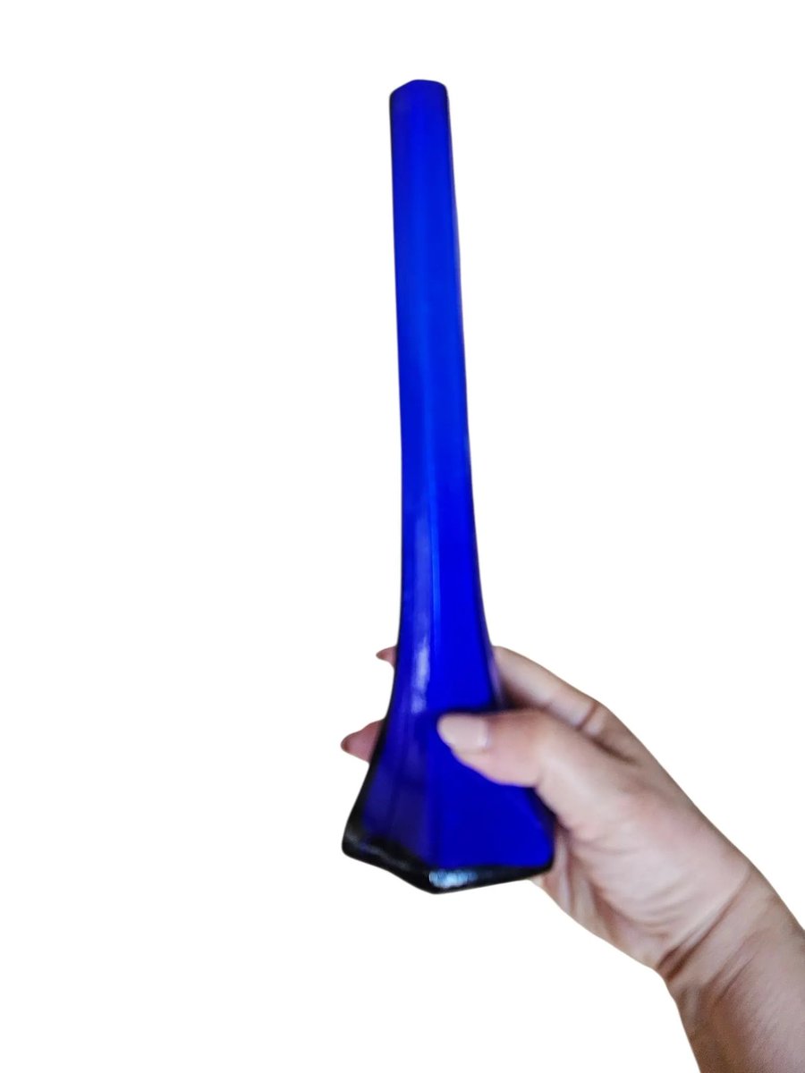 80014au's tweet photo. Vintage Cobalt Blue Glass Bud Vase 10" Tall Geometric  Base https://t.co/ulKzwmeWEJ  #cobaltbluevase #cobaltblueglass #vintagehomedecor #interiorstyling #blueprops https://t.co/i5q70MP2II
