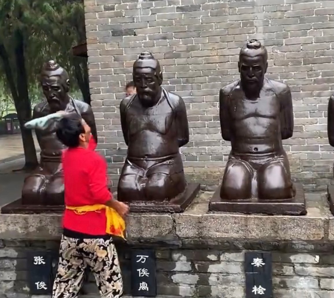 Goodnight0524's tweet photo. @Ganlordzero @GODDDDDDDs @BarryYuen5 @ESPRIMO7 这是中国对待罪人
而
靖国神社最初并不包含二战战犯。直到 1978年，神社方面在没有公开通知的情况下，秘密将���括东条英机在内的 14名甲级战犯 合祭。此举不仅引发了亚洲邻国的强烈抗议，连当时的昭和天皇也对此表示不满，并从此不再参拜靖国神社。 https://t.co/MQn7iMVzAU