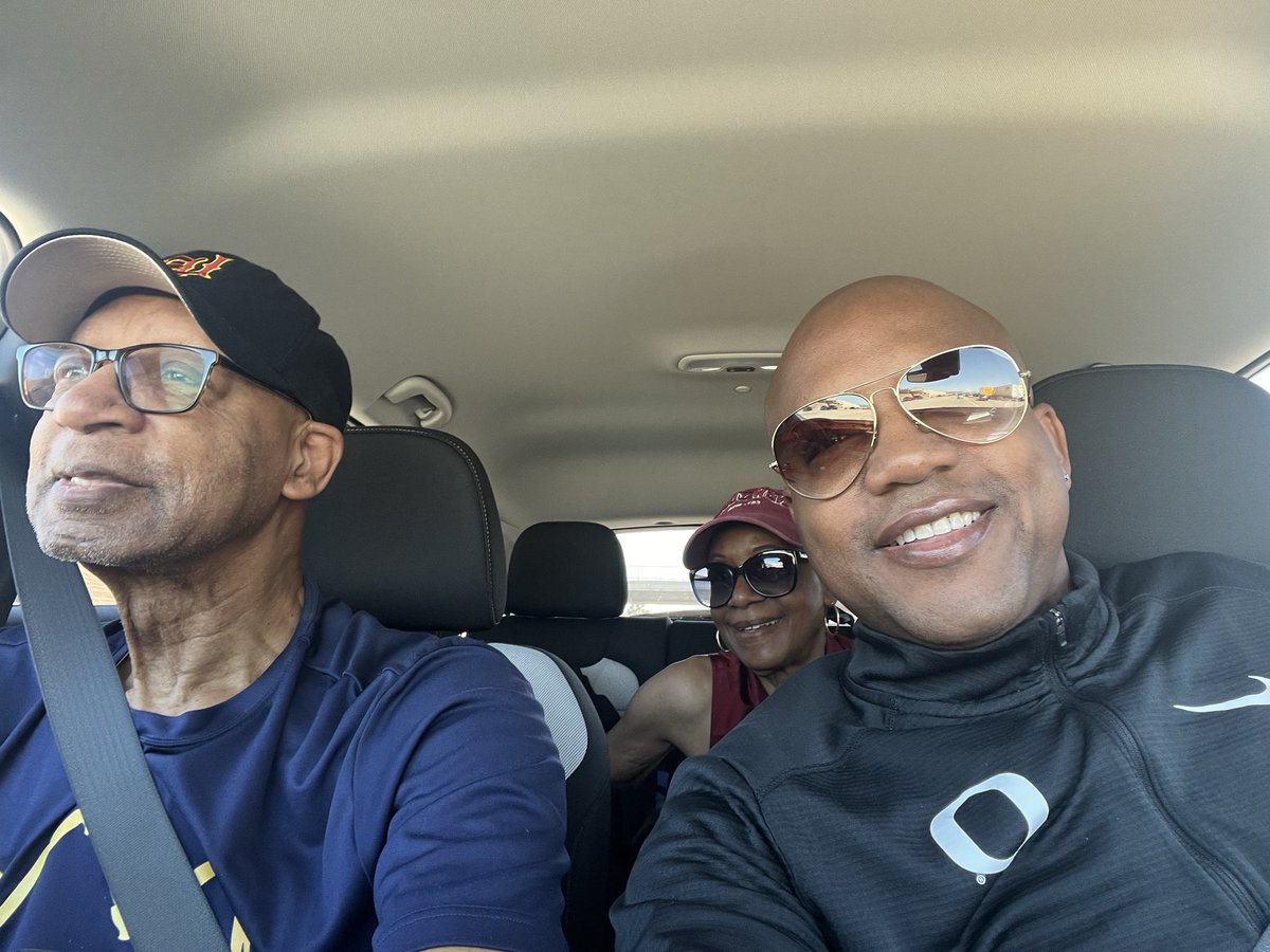 TeamRobinson_3's tweet photo. Road trip! https://t.co/zxrqTZQF83