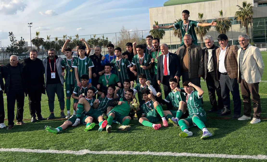 AskfSanliurfa's tweet photo. Şanlıurfa U18 Ligi Play-Off finalinde rakibini mağlup ederek şampiyonluğa ulaşan Şanlıurfa DSİspor’u tebrik ediyoruz. 🏆⚽

Şampiyon takımın kupası, Başkanımız Adnan Yükselir ve yönetim kurulumuz tarafından takdim edilmiştir.

Başarılarının devamını diliyoruz! 👏 https://t.co/0hui80cneL