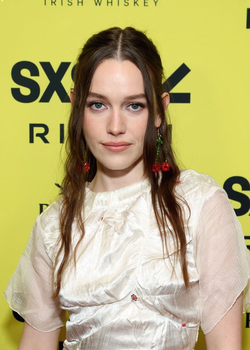 Victoria Pedretti Updates tweet media