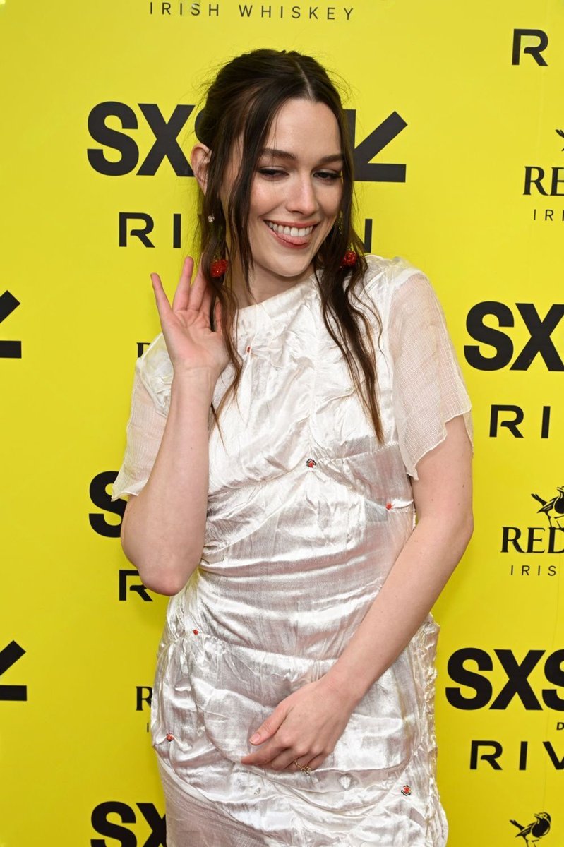 Victoria Pedretti Updates tweet media