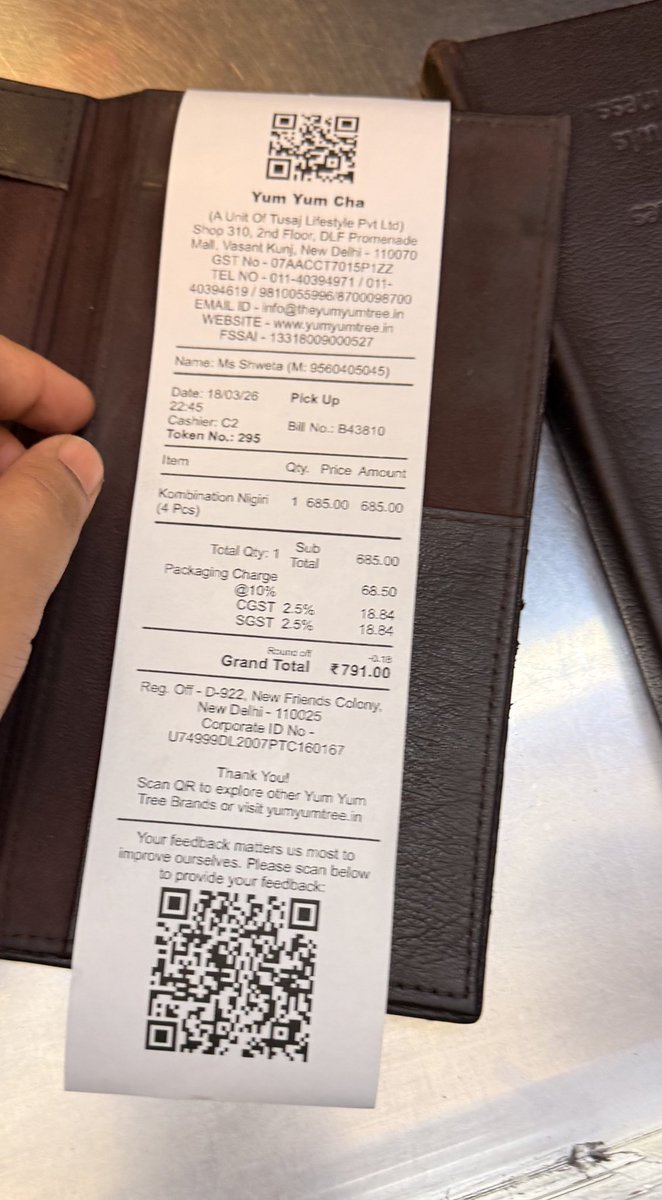deepanshuS27's tweet photo. Yumyum cha’s new scam
Since service charge is not mandatory so now let’s scam by flat 10% packaging charge.
The Manager also has audacity to fight

They will not charge this if you order it in the restaurant and then asked to do a takeaway https://t.co/1qEBW9Wvhi
