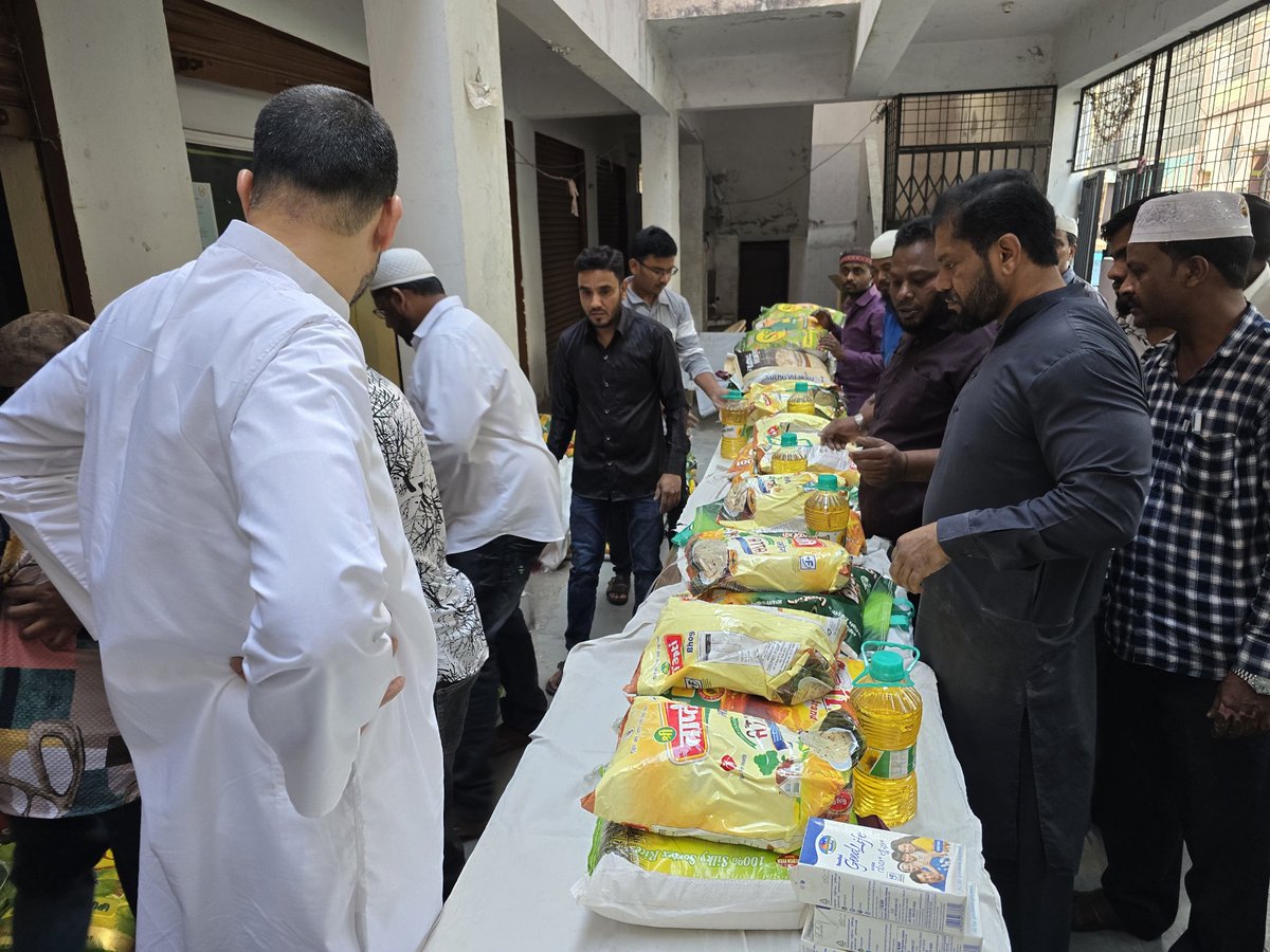 obaidquadri2's tweet photo. On the instructions of AIMIM President Br @asadowaisi Sb
In Surveillance of AIMIM Yakutpura MLA @Jaffarhusainmla Sb
AIMIM Youth Icon Yakutpura Incharge @YasarArafat_ Sb with Sadeq Siraj Bhai distributed ration kits In Talabkatta Talabchanchalam div of  Yakutpura Constituency. https://t.co/nYTvRbIINd