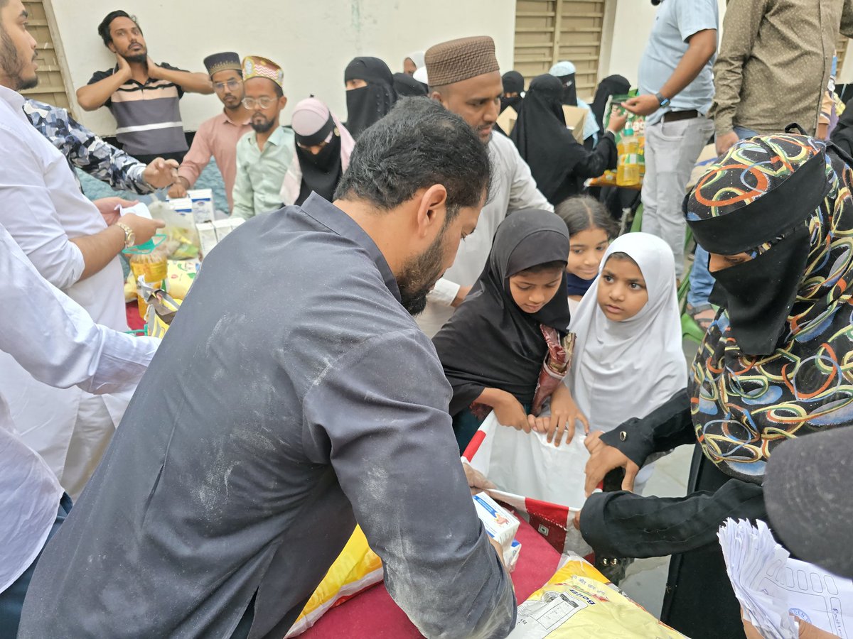 obaidquadri2's tweet photo. On the instructions of AIMIM President Br @asadowaisi Sb
In Surveillance of AIMIM Yakutpura MLA @Jaffarhusainmla Sb
AIMIM Youth Icon Yakutpura Incharge @YasarArafat_ Sb with Sadeq Siraj Bhai distributed ration kits In Talabkatta Talabchanchalam div of  Yakutpura Constituency. https://t.co/nYTvRbIINd