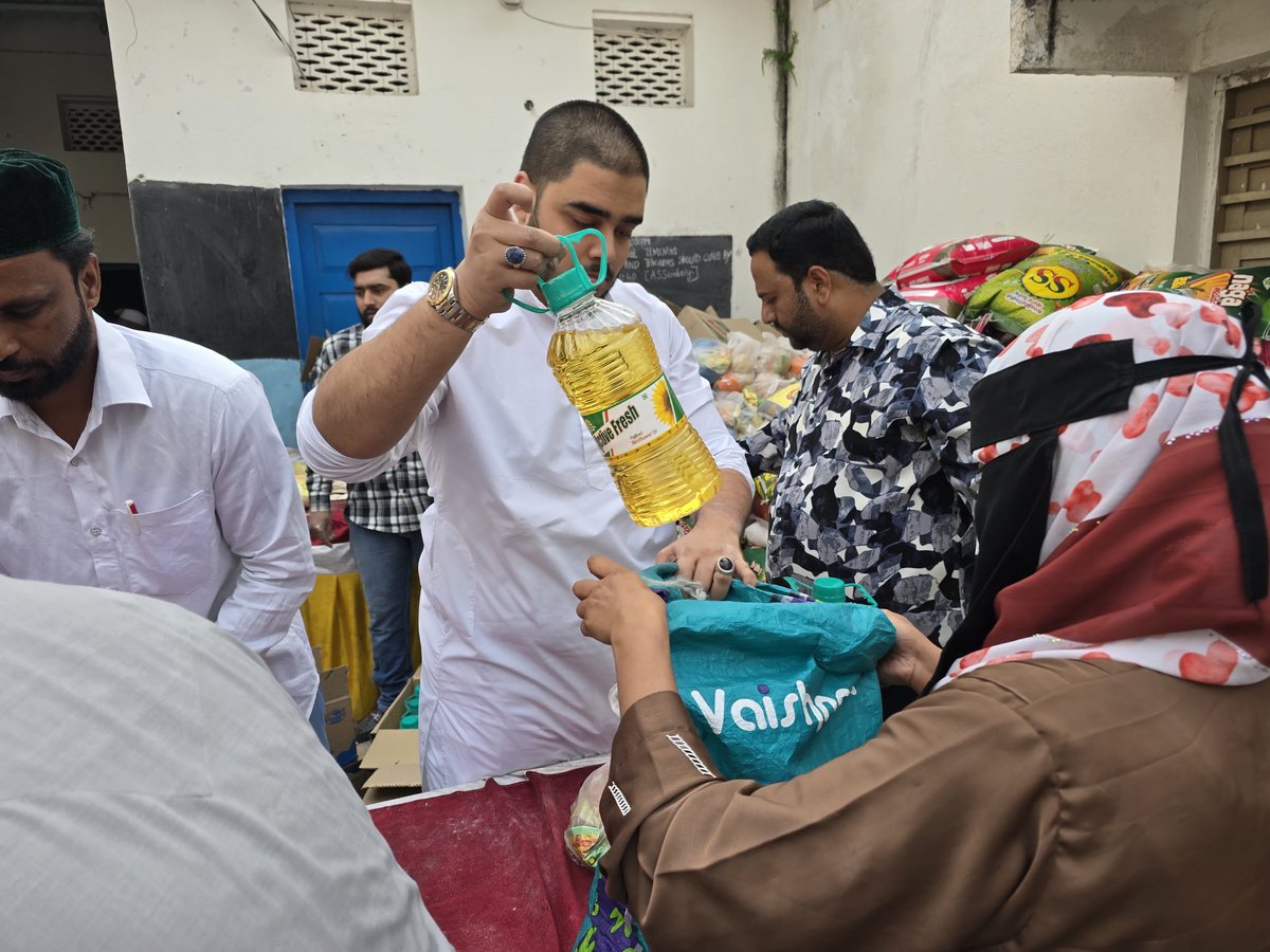 obaidquadri2's tweet photo. On the instructions of AIMIM President Br @asadowaisi Sb
In Surveillance of AIMIM Yakutpura MLA @Jaffarhusainmla Sb
AIMIM Youth Icon Yakutpura Incharge @YasarArafat_ Sb with Sadeq Siraj Bhai distributed ration kits In Talabkatta Talabchanchalam div of  Yakutpura Constituency. https://t.co/nYTvRbIINd