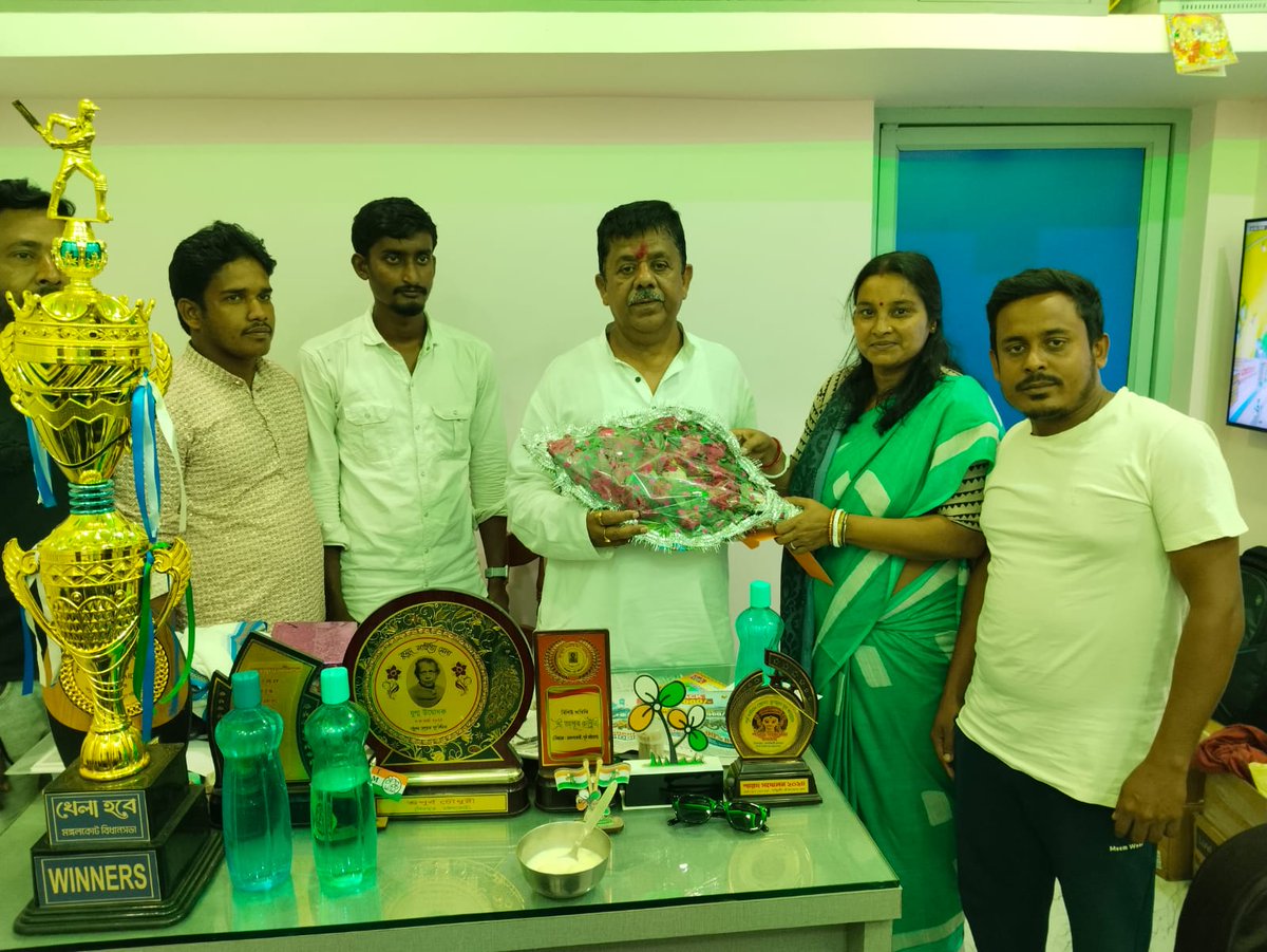IndiaWantsMB's tweet photo. আজ পূর্ব বর্ধমান সাংগঠনিক জেলার মঙ্গলকোট বিধানসভার তৃণমূল কংগ্রেসের প্রার্থী সম্মানীয় অপূর্ব চৌধুরী মহাশয়কে শুভেচ্ছা বার্তা ও সম্বর্ধনা জ্ঞাপন করলেন @IndiaWantsMB মঙ্গলকোট বিধানসভার সদস্যরা।

#IndiaWantsMamataDi https://t.co/QfZQzC63g1