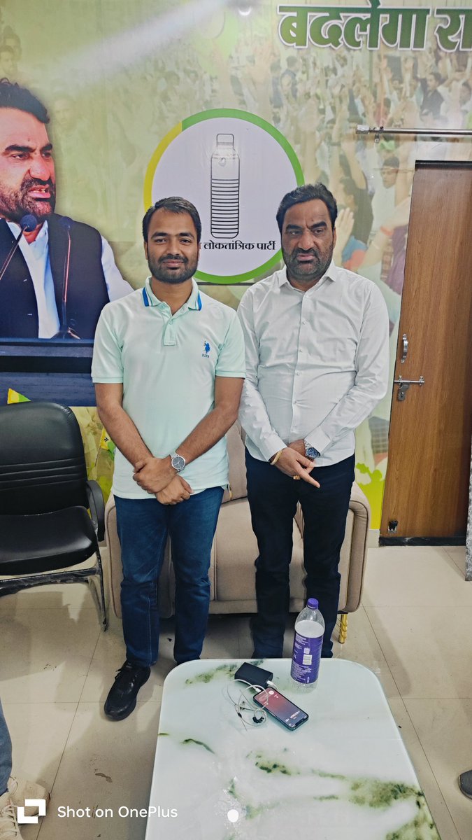 RajasthaniFacts's tweet photo. @hanumanbeniwal का एक और तथाकथित लड़ाका कांग्रेस की शरण में गया? 😀
चंदा चोरी की लड़ाई के मजबूत योद्धा होने के भी अलग फायदे हैं? 😀
@Rajasthan_PYC @IYC @SachinPilot @MukeshBhakar_ @RamniwasGawriya @BJP4India @BJP4Rajasthan @1K_Nazar @8PMnoCM @1stIndiaNews @sharatjpr https://t.co/FeS57TVeWs