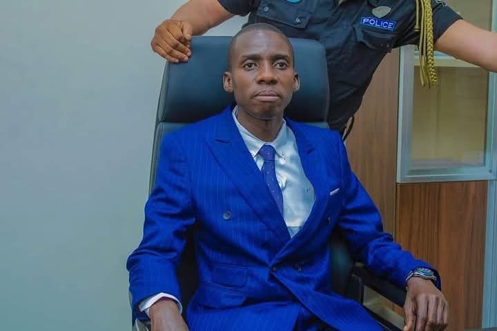 LE REGARD tweet media