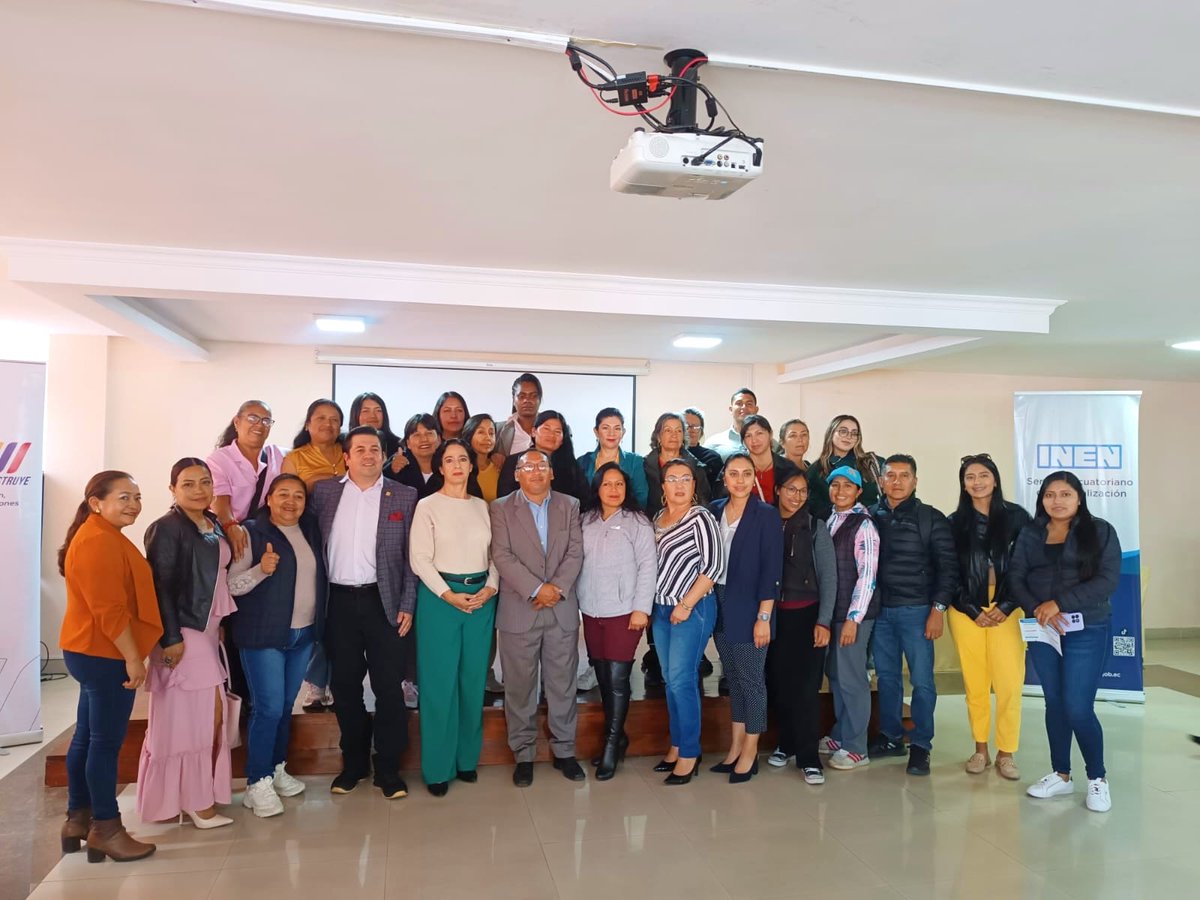 INEN_EC's tweet photo. 📍#Ibarra | Fortalecemos la calidad en el sector artesanal 🤝

Asociados de la Federación Nacional de Cámaras Artesanales del Ecuador - #FENACA;  participaron en la capacitación de “Mi Primer Certificado INEN”, promoviendo el crecimiento de sus negocios. 

 #INENCapacita https://t.co/FDRnPN2qzO