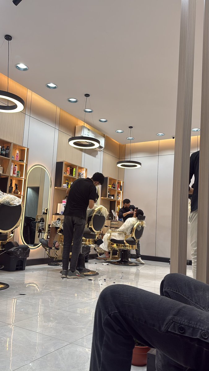 sfe8_'s tweet photo. @hntrbrkmedia This video is fake. I'm in Riyadh, happy, and I'm at the barber getting my hair cut. https://t.co/uCKcSgCUFo