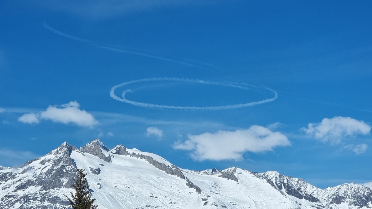 Alpenweerman's tweet image. Geen dronken of verwarde piloot maar de Zwitserse luchtmacht die aan het oefenen is boven de #Aletschregio Foto gistermiddag vanaf #Rosswald gemaakt #contrails