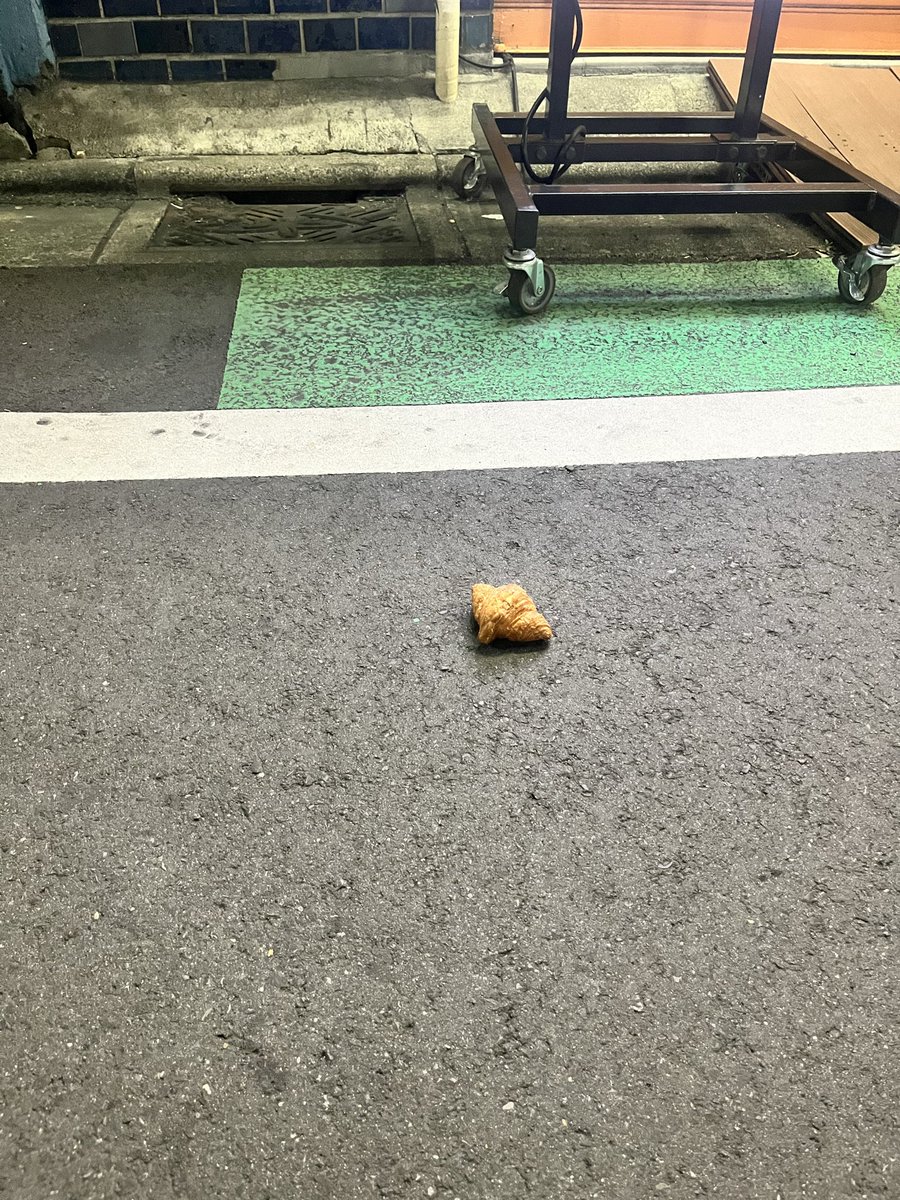 道にクロワッサン落ちてる
