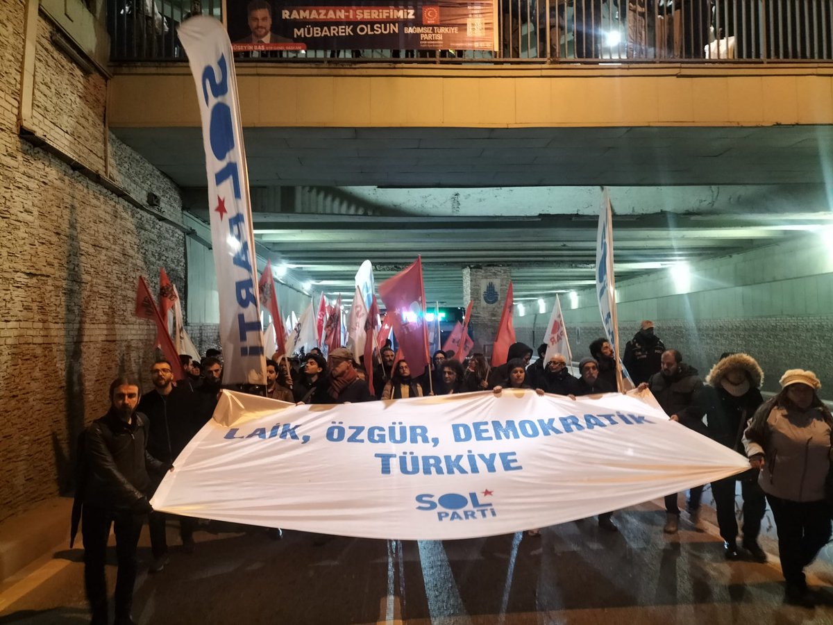 solpartistanbul's tweet photo. Saray darbesine karşı bir kez daha hep birlikte #Saraçhane'deyiz.

Halkın iradesini tasfiye eden, sırtını emperyalizme dayayarak ömür boyu başkanlık hayalleri kuranlara bu halk izin vermez.

Laik, özgür, demokratik bir ülkeyi halkın birleşik mücadelesiyle kuracağız. https://t.co/Af23YQWpwT