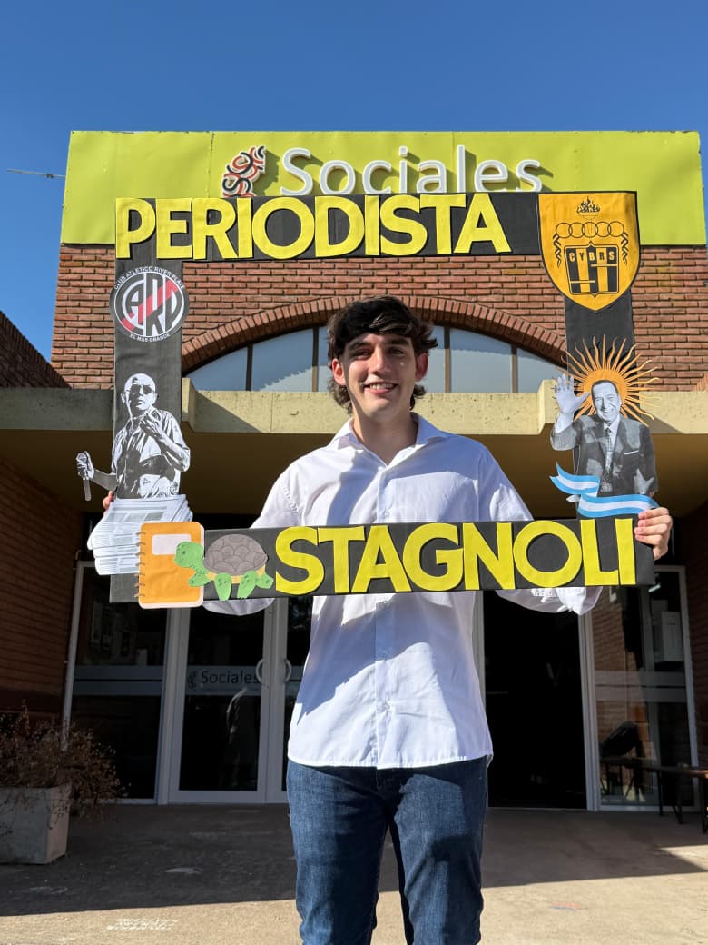 FacsoUnicen's tweet photo. 🎓¡Mateo es Periodista!🥳
Tras finalizar sus practicas pre profesionales en Diario El Popular y socializar su TFI, nuestro estudiante obtuvo un nuevo título y juntos/as celebramos este gran logro.
¡Felicidades y éxitos en lo que viene! 🚀
#Graduado #OrgulloFACSO #SomosSociales https://t.co/s10nPF3tEX