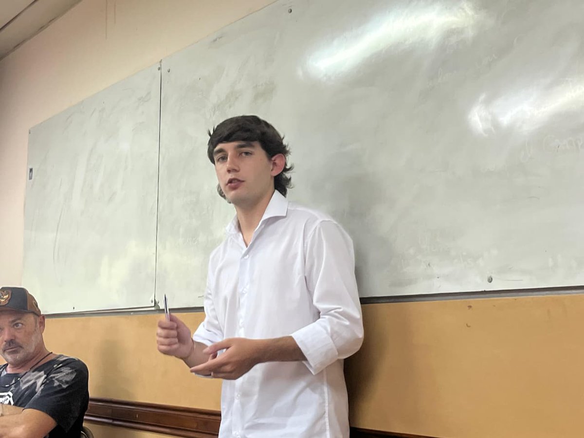 FacsoUnicen's tweet photo. 🎓¡Mateo es Periodista!🥳
Tras finalizar sus practicas pre profesionales en Diario El Popular y socializar su TFI, nuestro estudiante obtuvo un nuevo título y juntos/as celebramos este gran logro.
¡Felicidades y éxitos en lo que viene! 🚀
#Graduado #OrgulloFACSO #SomosSociales https://t.co/s10nPF3tEX