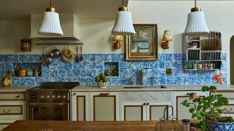 RoubleDhaliwal's tweet photo. Designer Meta Coleman merged a 1930s Cape Cod–style house and its ’90s addition while filling the rooms with English antiques, tramp art, and woodland motifs. https://t.co/NA74x5HeNS https://t.co/419MZwer7S