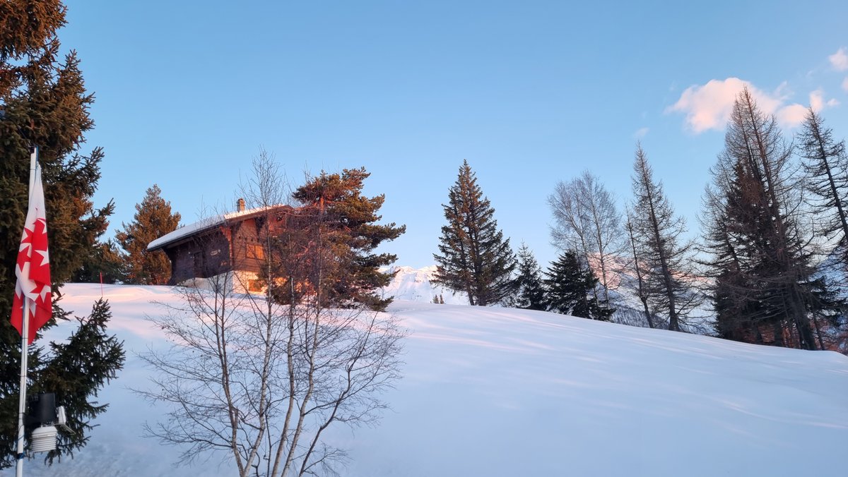 Alpenweerman's tweet photo. Tot morgen maar weer ☀️ #Rosswald balkon blik #sunset https://t.co/tzpB0kJ8zl