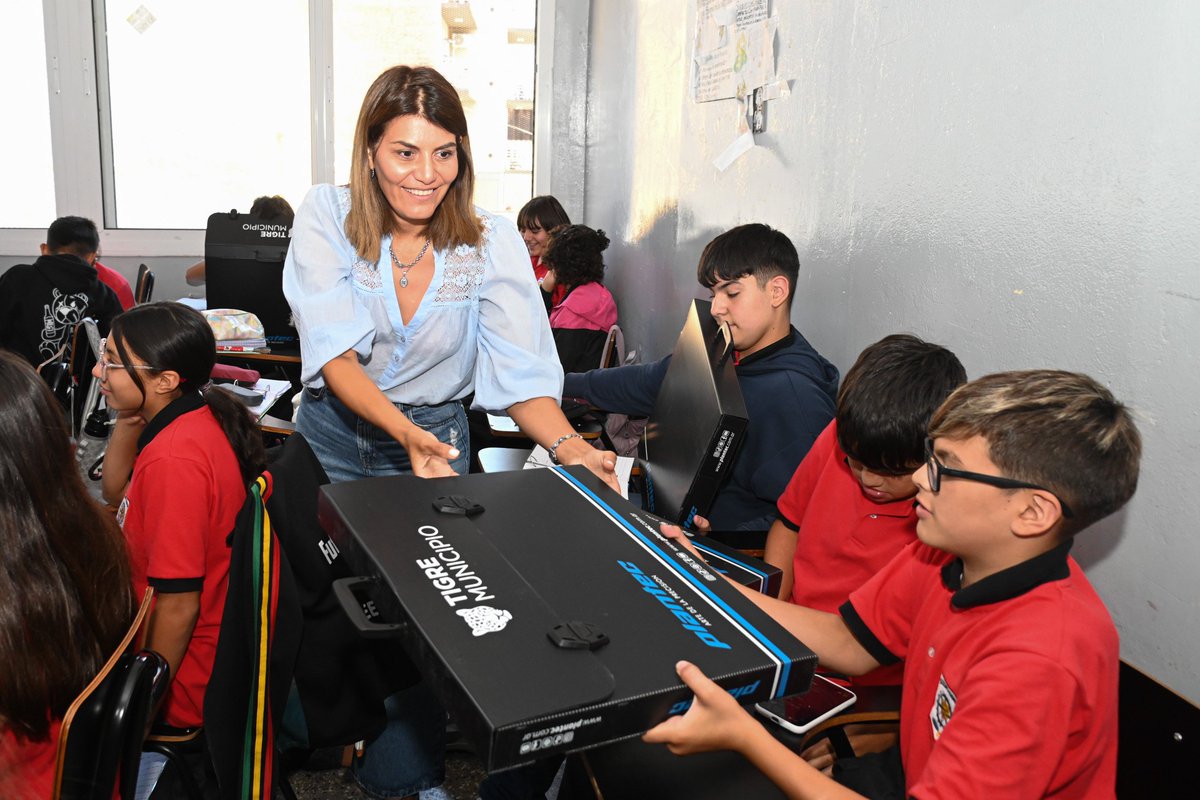 GiselaLZamora's tweet photo. Con mucha alegría, hoy entregamos 213 kits de dibujo técnico a los alumnos de la E.E.T. N° 5 de Tigre centro; elementos necesarios en la formación y el desarrollo de los estudiantes. 📏📐✏️🐯 https://t.co/A5dn9gi091