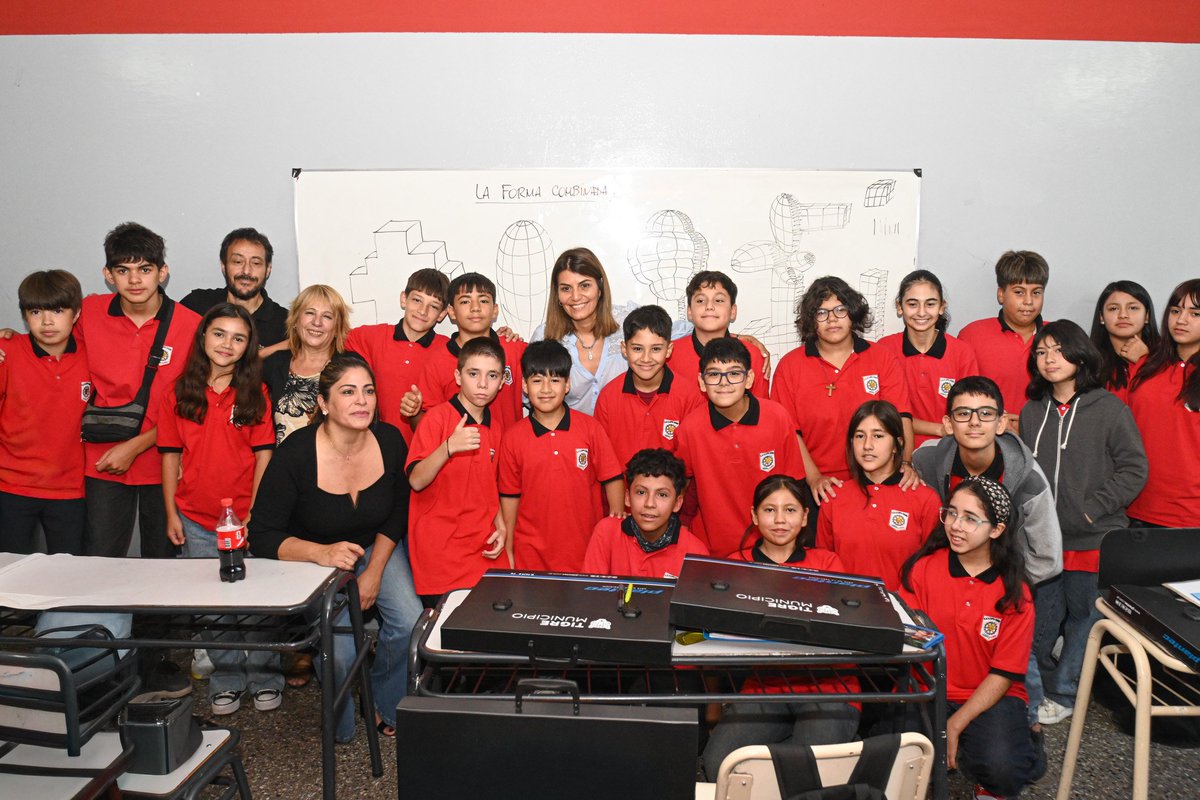 GiselaLZamora's tweet photo. Con mucha alegría, hoy entregamos 213 kits de dibujo técnico a los alumnos de la E.E.T. N° 5 de Tigre centro; elementos necesarios en la formación y el desarrollo de los estudiantes. 📏📐✏️🐯 https://t.co/A5dn9gi091