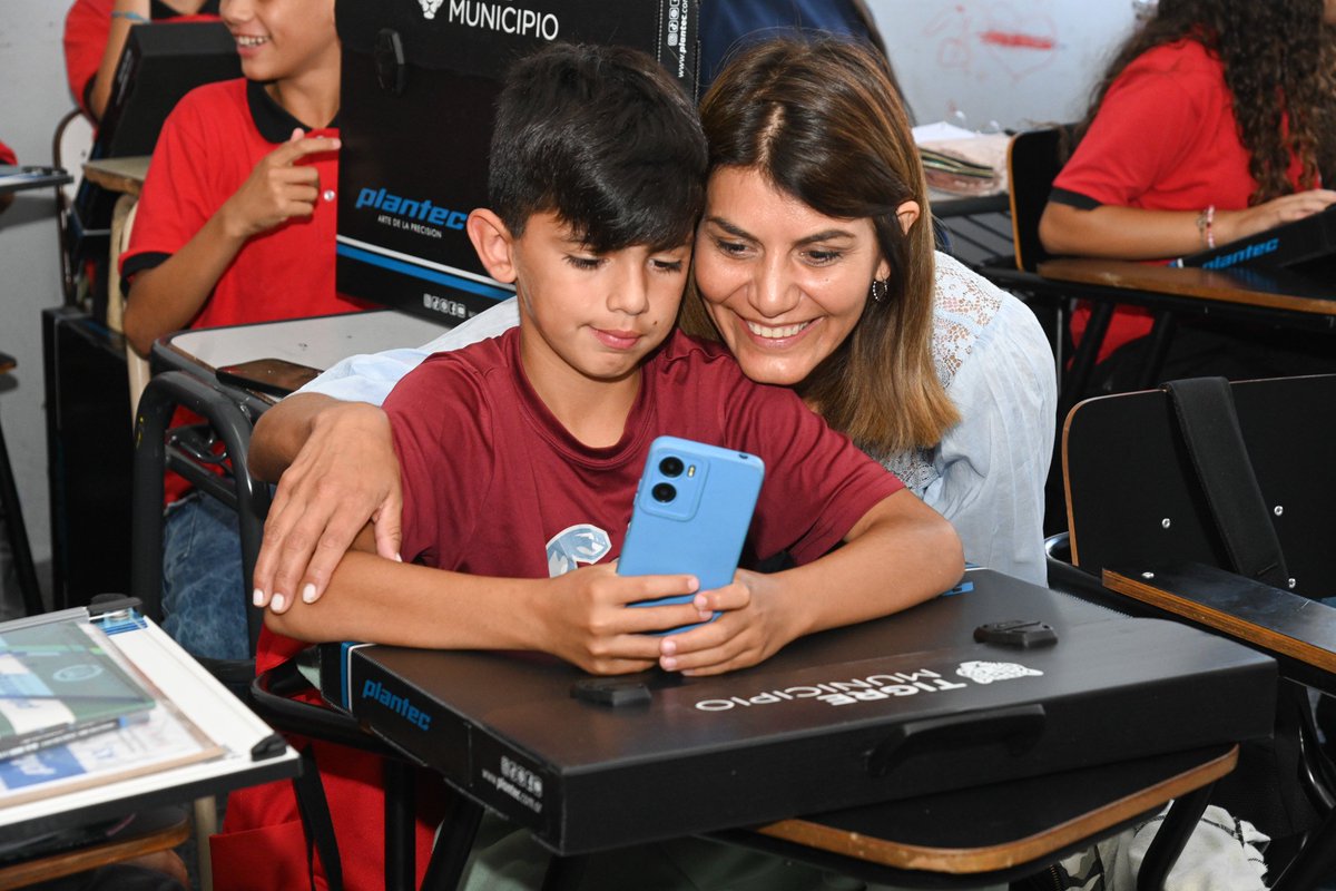 GiselaLZamora's tweet photo. Con mucha alegría, hoy entregamos 213 kits de dibujo técnico a los alumnos de la E.E.T. N° 5 de Tigre centro; elementos necesarios en la formación y el desarrollo de los estudiantes. 📏📐✏️🐯 https://t.co/A5dn9gi091