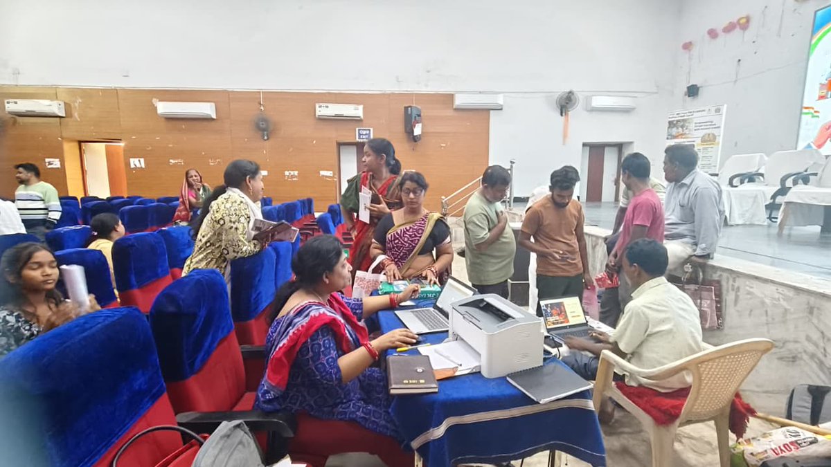 Today in presence of Executive officer alongwith COs and DMM an implementation of the Mega Loan Application Drive has been conducted under the PM SVANidhi Scheme by Bargarh Municipality at Town Hall . Where street vendors applied for 1st tranches loan application