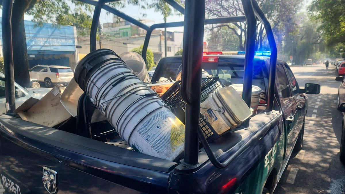 BlindarMH's tweet photo. Hoy, el personal de #BlindarMH🛡️ en conjunto con @MHGOByJ y la Policía Auxiliar de la @AlcaldiaMHmx, liberaron la vía pública con la recolección de enseres en la colonia Verónica Anzures del sector Tacuba.
#CSCMH
@mauriciotabe
@GomezZalce https://t.co/A5ZqlCGDuy