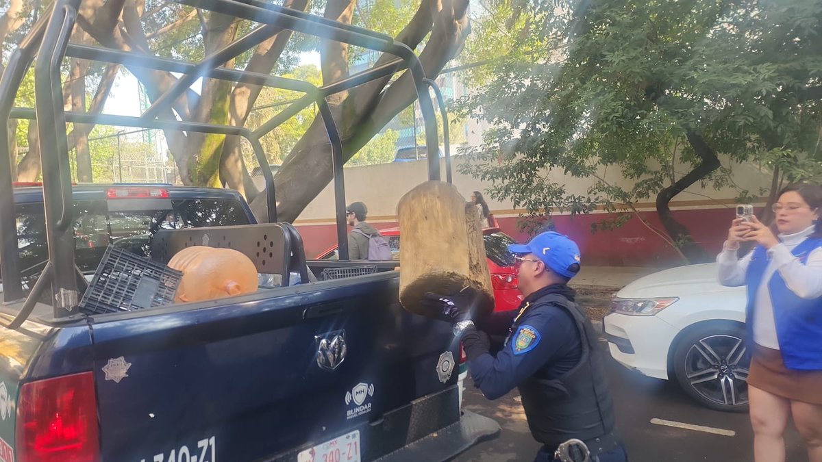 BlindarMH's tweet photo. Hoy, el personal de #BlindarMH🛡️ en conjunto con @MHGOByJ y la Policía Auxiliar de la @AlcaldiaMHmx, liberaron la vía pública con la recolección de enseres en la colonia Verónica Anzures del sector Tacuba.
#CSCMH
@mauriciotabe
@GomezZalce https://t.co/A5ZqlCGDuy