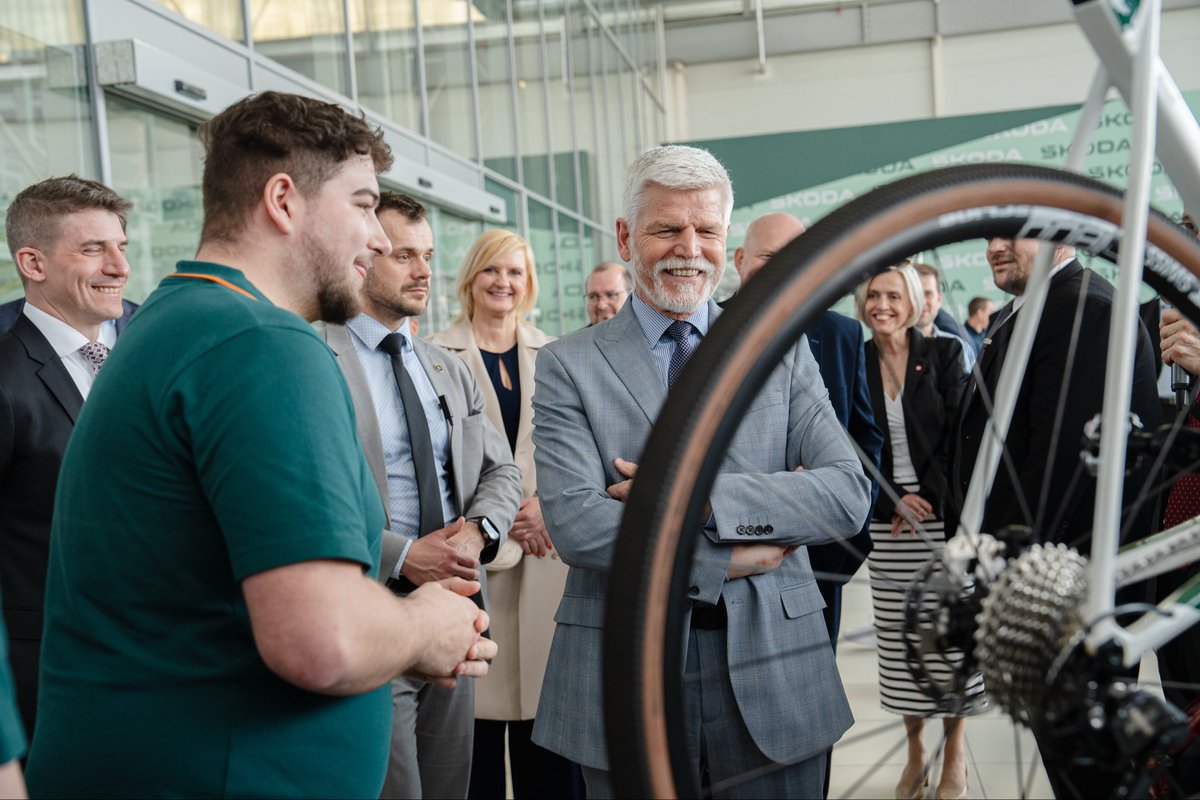 prezidentpavel's tweet photo. Ve Škoda Auto jsme s Evou měli možnost nahlédnout přímo do výroby nejnovějších modelů značky, ale i do muzea, kde jsem si připomněl auta svého mládí. Našel jsem tu i to, ve kterém mě učil řídit můj táta. 

Právě spojení tradice, zkušeností a neustálých inovací je tím, co stojí za dlouhodobým úspěchem mladoboleslavské automobilky.