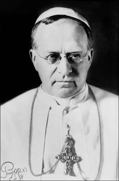 Pie XI est en train d'écrire...