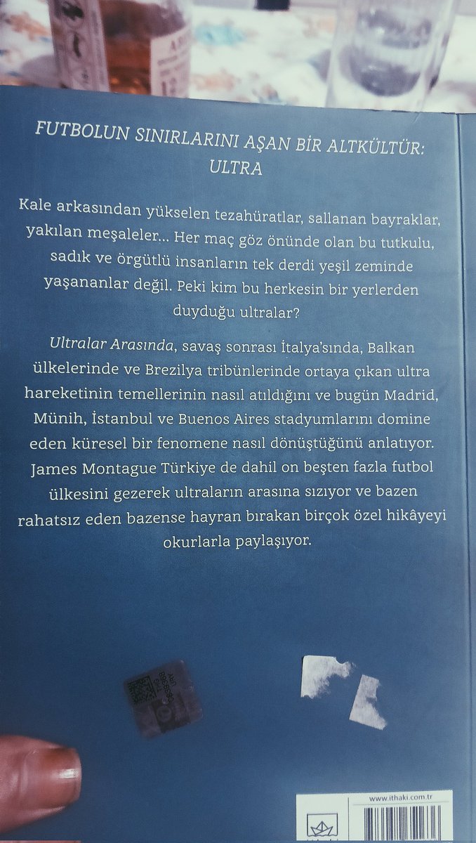 Henüz çok yeni başlamış olmama rağmen garantili kitap önerisi. 

Gazeteci kardeşimiz Güney Amerika, Balkanlar, Kuzey Afrika ve Türkiye tribünlerini dolaşmış, izlenimlerini yazmış. Derdi olan derdini anlatmış. Ve o dert elbette arka kapakta yazdığı gibi, sadece saha içi değil.