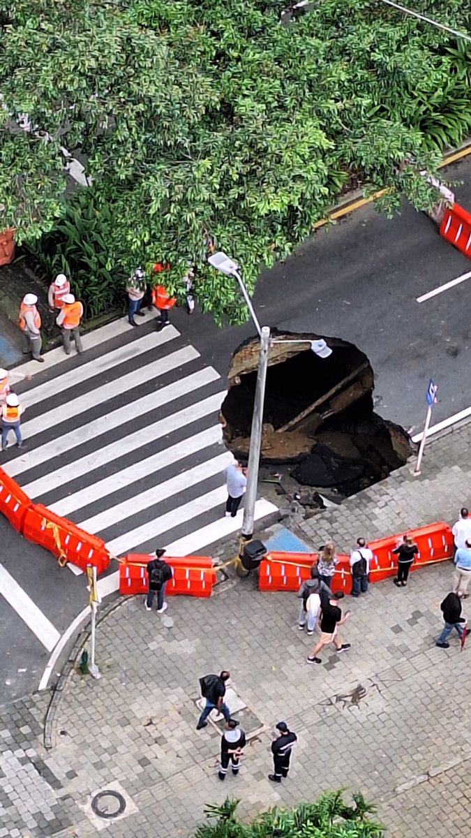 MaDeLosGuardias's tweet photo. #ElReporteroSoyYo alias Fico reporta que se lo hundieron otra vez. Hace poco fué en la línea del metro, ahora es en la avenida el Poblado. Todo es culpa de Petro. https://t.co/fjhLxdlYGc