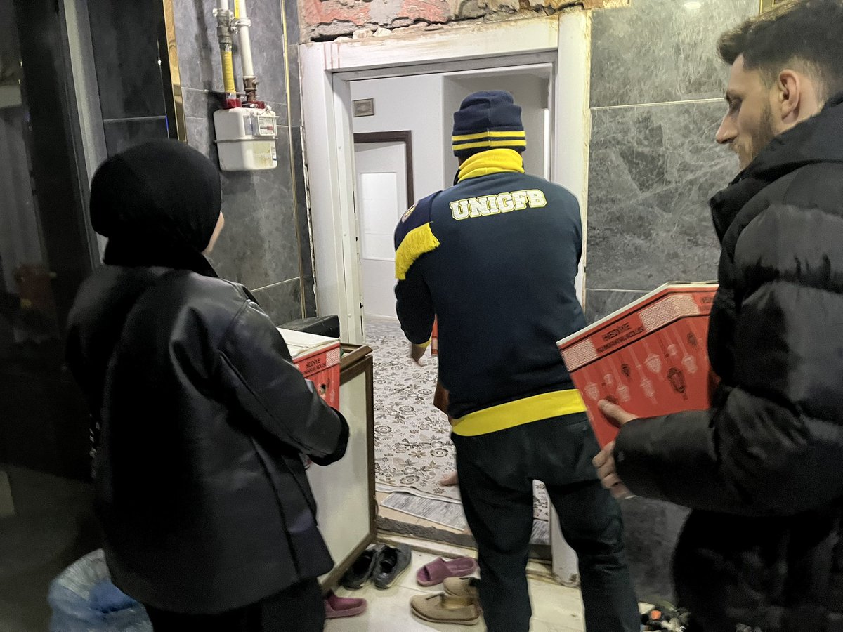 artukluunigfb's tweet photo. Artuklu UNIGFB olarak ramazan kolisi dağıtımında bulunduk. Genç Fenerbahçeliler, bulunduğu her şehirde her yere koşmaya, yetişmeye devam edecektir. 
#UNIGFB https://t.co/iW6V1awjdm