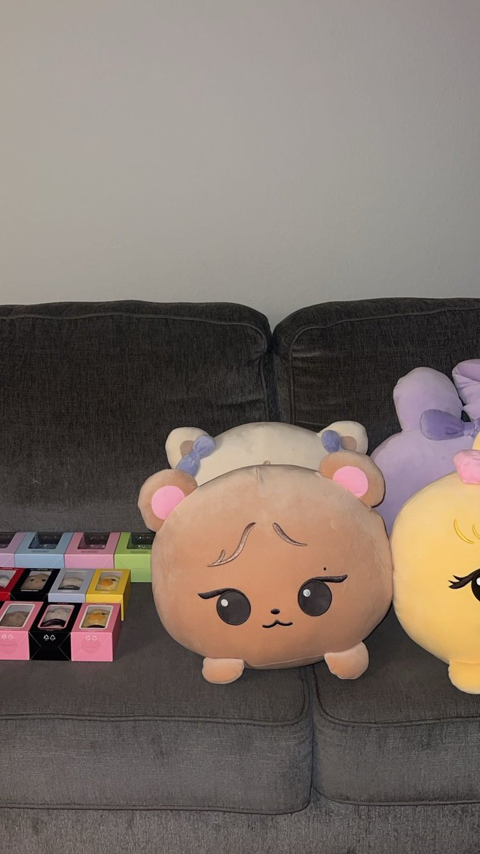 here’s a closer look at some of the blackpink merch available at the deadline pop up in LA!! #DEADLINE #JENNIE #LISA #ROSÉ #JISOO #BLACKPINK