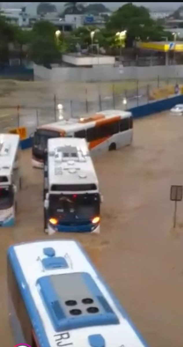 climariorj's tweet photo. Fevereiro foi o mês mais chuvoso do verão no RJ, batendo recorde dos últimos 30 anos. Em 28 dias do mês, 21 dias foram de chuva, e em apenas 7 dias não choveu. 

Acumulado geral de 400 milímetros no Alto da Boa Vista e quase 500 mm em Nova Iguaçu. https://t.co/ge0gs3rjyz