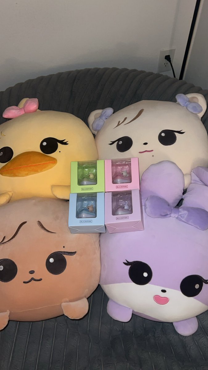 here’s a closer look at some of the blackpink merch available at the deadline pop up in LA!! #DEADLINE #JENNIE #LISA #ROSÉ #JISOO #BLACKPINK