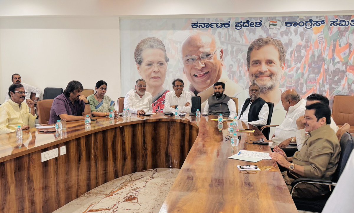 SaleemAhmadINC's tweet photo. ಇಂದು ಬೆಂಗಳೂರಿನ ಕೆಪಿಸಿಸಿಯ ಇಂದಿರಾ ಭವನದಲ್ಲಿ  ಆಯೋಜಿಸಲಾಗಿದ್ದ 'ದಾವಣಗೆರೆ ದಕ್ಷಿಣ ವಿಧಾನಸಭಾ ಕ್ಷೇತ್ರ'ದ ಉಪ ಚುನಾವಣೆಯ ಉಸ್ತುವಾರಿ ಸಮಿತಿ ಸಭೆಯಲ್ಲಿ ಭಾಗವಹಿಸಲಾಯಿತು.

#davangerebyelection https://t.co/NThdMAa5VP