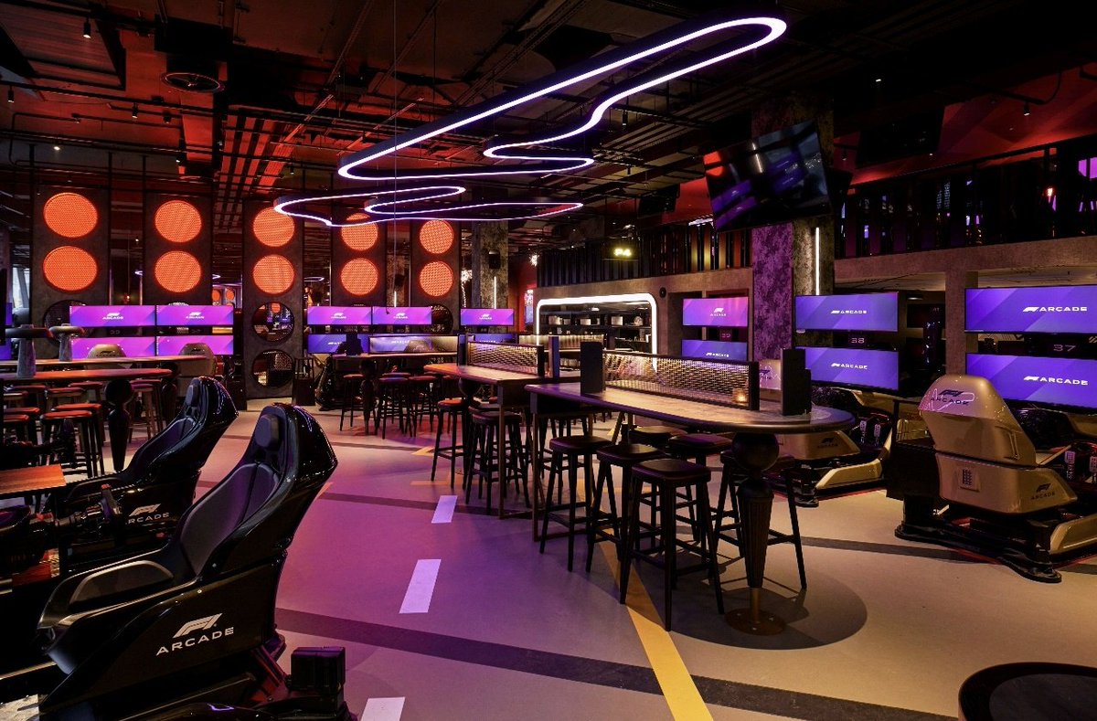 carlosmiquelf1's tweet photo. Primer acercamiento hoy al #F1Arcade de Madrid. Se abre el 15 de abril un impresionante local dedicado a la Fórmula 1 en Madrid. Simuladores de primer nivel, restauración y pantallas gigantes con las carreras, para disfrutar con amigos. Primero en Europa fuera del Reino Unido. https://t.co/c6cB2nVTuA
