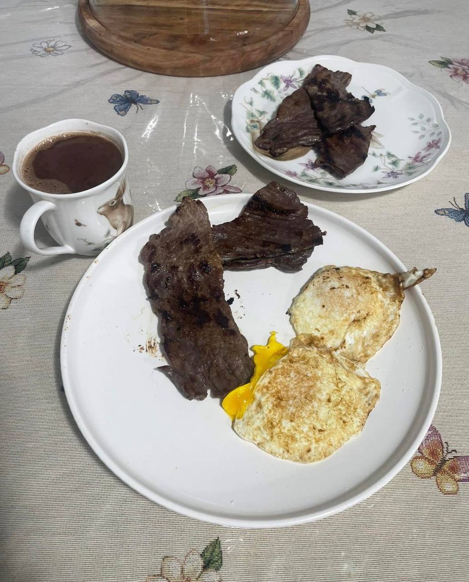 Rhevolver's tweet photo. Ya en el almuerzo mi gente, degustando los sagrados alimentos antes de seguir chambeando 👊🏼 buen provecho https://t.co/451tFVIPyR